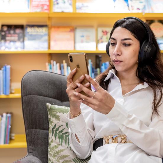 bruger af eReolen på telefon
