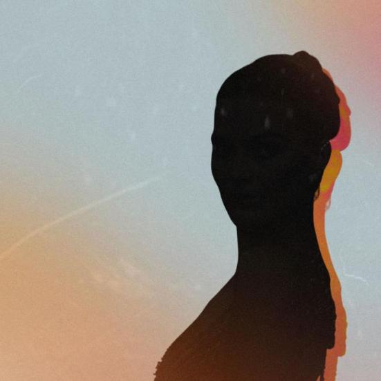 Grafisk silhuet i profil af Margot Robbie med farvet kant, foran en himmel i blå og varme nuancer.