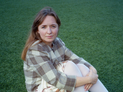 Christine Kærulv sidder på en græsplæne