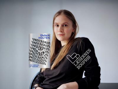 Billede af Emma Holten, bogforsiden af 'Underskud' og logo for prisen.