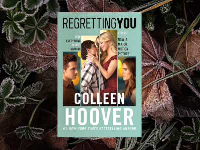 Billede af bogen "Regretting You" på en baggrund af efterårsblade