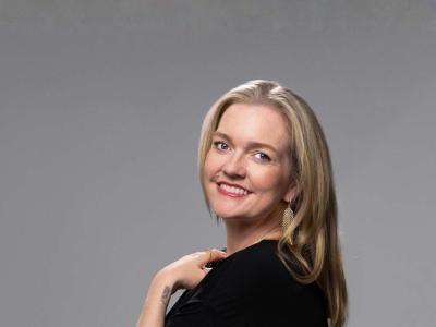 Forfætterportræt af Colleen Hoover